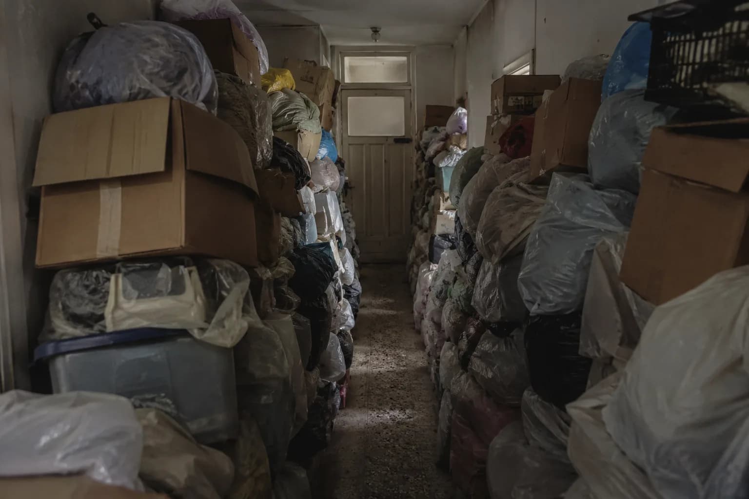 Couloir encombré jusqu aux murs, ne laissant qu un passage étroit